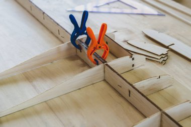 Uzaktan kumandalı ahşap uçak.