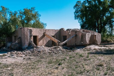 Eski yıkılmış çamur tuğla ev