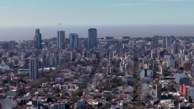 Salto del Agrio şelalesi kayalık araziyle çevrili bir turkuaz havuza dalıyor. Neuquen, Arjantin