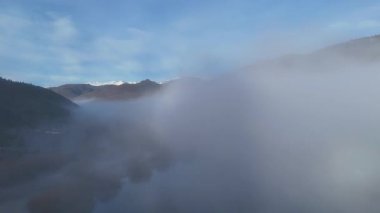 Limay Nehri ve Route 237, Patagonya, Arjantin manzarası.