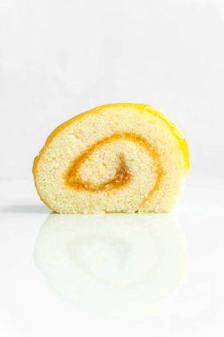 Beyaz arkaplanda turuncu pasta