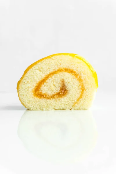 Torta Rollo Naranja Sobre Fondo Blanco — Foto de Stock