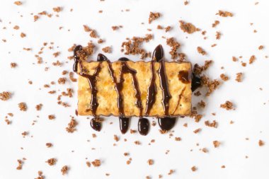 Beyaz arka planda çikolatalı bisküviler