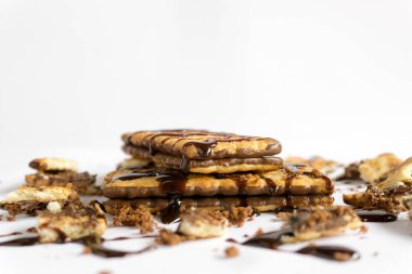 Beyaz Arkaplanda Çikolatalı Bisküviler 