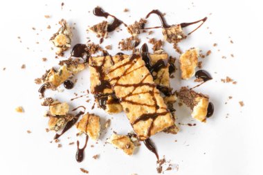 Beyaz arka planda çikolatalı bisküviler