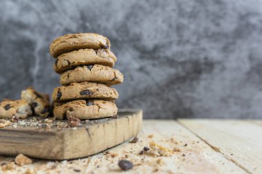 Çikolatalı kurabiyeler ahşap masada fotokopi alanı ile