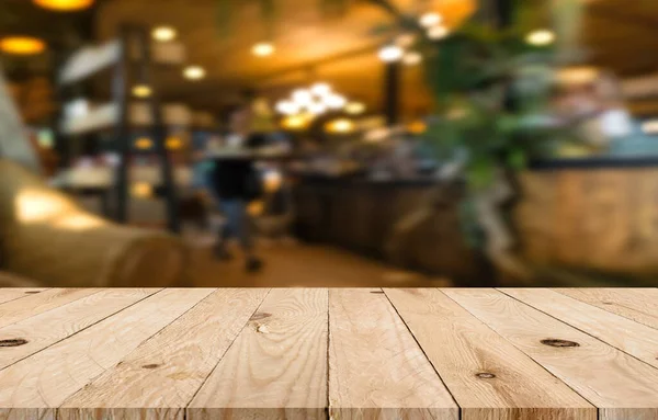 Kafe arka planında bulanıklığı olan boş tahta masa.