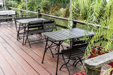 Boş masa ve su terası ve kopyalama alanı olan sandalye