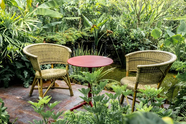 Tisch Und Korbstuhl Garten — Stockfoto