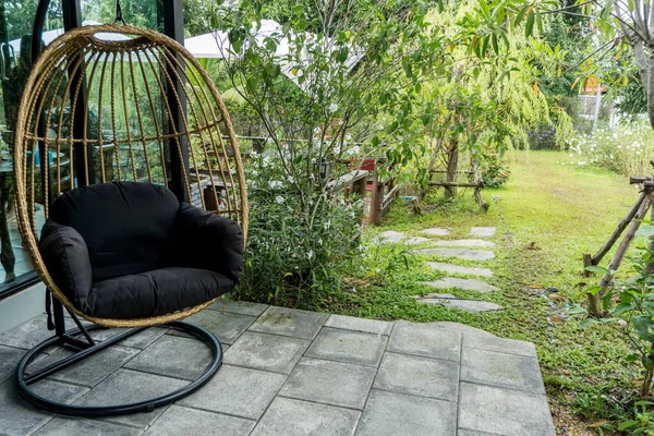 Kugelstuhl Garten Leere Weidenwiege Mit Kopierraum — Stockfoto