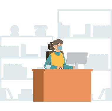 Bir kadın işçi ofiste çalışırken tıbbi maske takıyor.