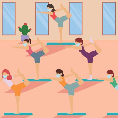 Kadınlar yoga dersinde yoga yaparken mesafelerini koruyorlar.