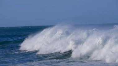 Güney Afrika 'daki Garden Route, Batı Burnu' ndaki Victoria Körfezi 'nde büyük dalgalar yavaş çekimde kırılıyor..