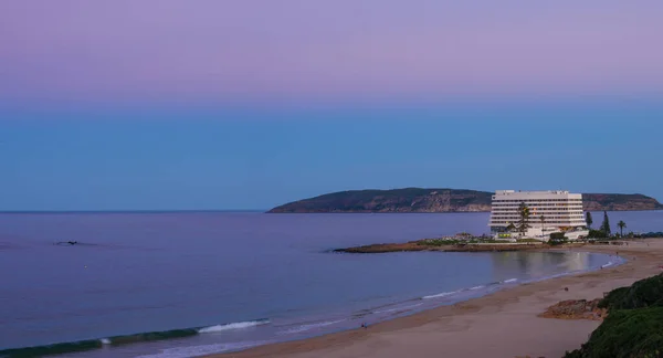 Plettenberg Körfezi 'ndeki Beacon Island Resort (Hotel) dünyanın dört bir yanından gelen turistlerin uğrak yeridir. Batı Burnu. Güney Afrika