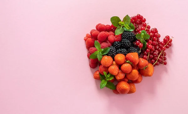 Mischung aus verschiedenen Beeren auf der rosa. — Stockfoto