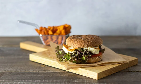 Sebzeli halloumi burger ve tatlı patates.