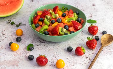 Böğürtlenli ve karpuzlu yeşil meyve salatası.