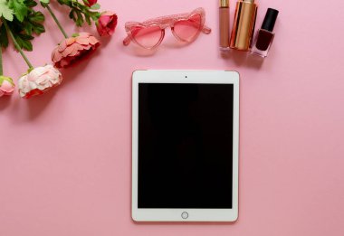 Pembe arkaplan üzerinde düz uzanmış blog yazarı çalışma alanı modeli