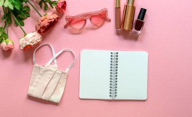 Corona virüsü sırasında blog yazarı yaz konsepti.