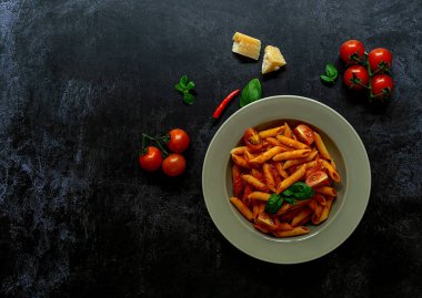 Arrabbiata soslu makarna.