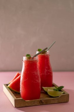 Karpuzdan taze sıkılmış alkolsüz meyve suyu..