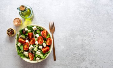 Taze salatalık, domates, marul, kırmızı soğan, peynir ve kalamata zeytinli Yunan salatası.. 