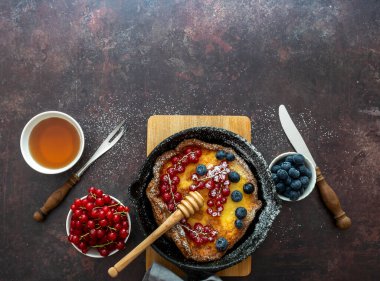 Demir tavada taze pişmiş Hollanda bebek gözlemesi..