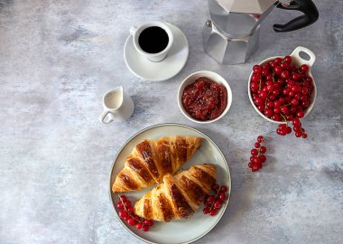 Yukarıdan iki fransız tereyağlı kruvasan görünüyor..
