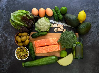 Düşük karbonhidratlı diyet konsepti, sebze, yumurta, avokado, balık, fındık ve santimlik şeritli yağ içeren ketojenik..