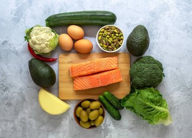 Keto diyet konsepti, hafif arka planda sebze, yumurta, avokado, balık, fındık ve yağ içeren ketojenik..