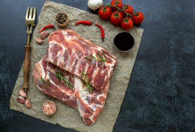 Pişirmeye hazırlanıyorum. Buruşuk bir kağıda baharatlı çiğ domuz kaburgası. 