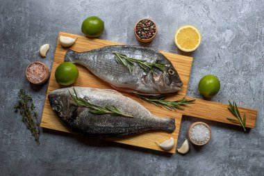 Yukarıya, taze balık dorado 'ya bakın.. 