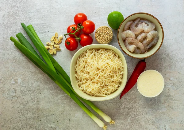 Sıfır Kalorili Mucize Erişte Shirataki. Ketojenik diyet için düşük karbonhidrat ya da kilo vermek için. Karides, domates, susam, hindistan cevizi sütü ve fıstık ile öğle yemeği hazırlıyorum..