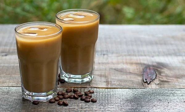 Mrożona Kawa Latte Wysokich Szklankach Mlekiem Letni Drink Kopiuj Miejsce — Zdjęcie stockowe