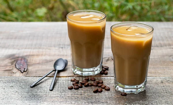 Lód kawa latte w wysokiej szklance z mlekiem migdałowym. — Zdjęcie stockowe