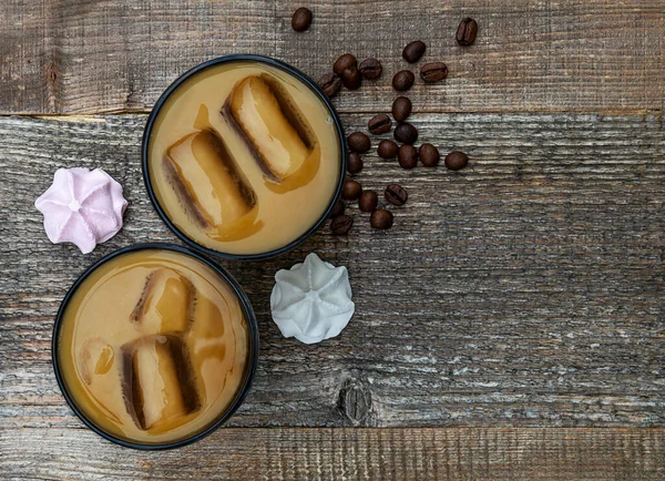Kawa zimna letnia, latte, frappe, frappuccino ze świeżym bezem — Zdjęcie stockowe