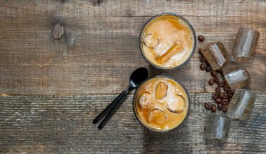 Buzlu soğuk latte kahvenin en iyi manzarası. Nitro yaz içeceği. Tahta yüzey, boşluğu kopyala.