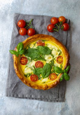 Fransız vejetaryen açık turta ya da ıspanaklı kiraz, peynirli peynir ve domatesli kiş.. 