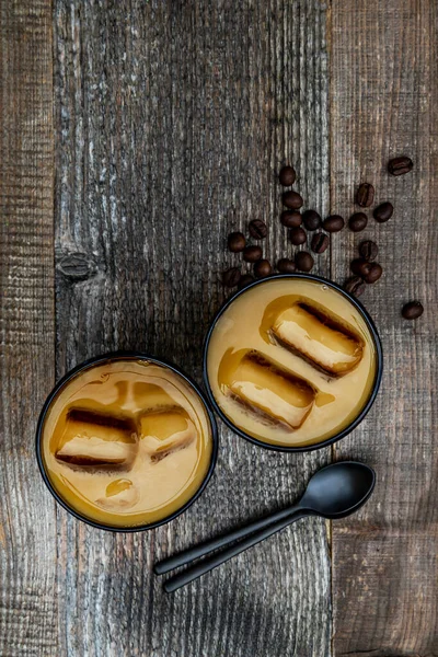 Mrożona Kawa Latte Pionowa Orientacja Kawowy Napój Koktajlowy Mrożonymi Kostkami — Zdjęcie stockowe