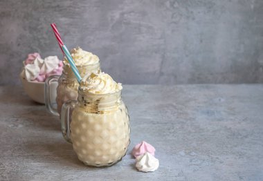 Dondurmalı milkshake ve mason kavanozunda krema. Vanilya ve böğürtlenli süt. Metin için alanı kopyala.
