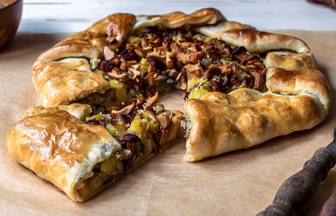 Seçici odaklanma, kapat. Bir parça mantar ve patatesli turta.. 