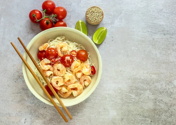 Keto Almoço Estilo Asiático Macarrão Shirataki Com Camarões Tomate Cereja — Fotografia de Stock