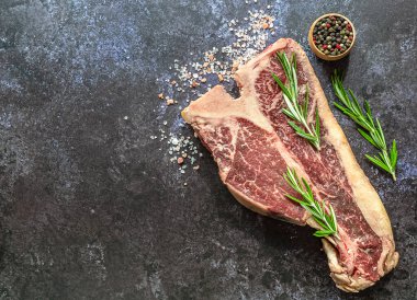 Izgara ya da barbekü için çiğ biftek hazırlıyorum. Üst görünüm, metin için boşluk kopyala.