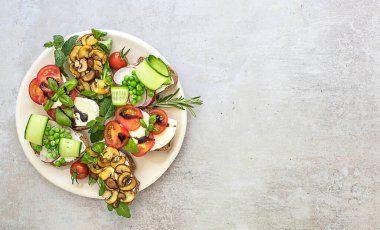 Çeşit çeşit vejetaryen çavdar ekmekli tost tabağı. Boşluğu kopyala, üst görünüm.