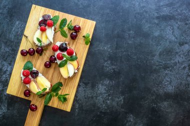 Kahvaltı için sağlıklı yaz kadehleri. Çavdar ekmeği, ricotta, dut ve şeftali. Boşluğu kopyala, üst görünüm.