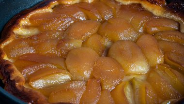 Fırında pişmiş elmalı turtayı kapat.