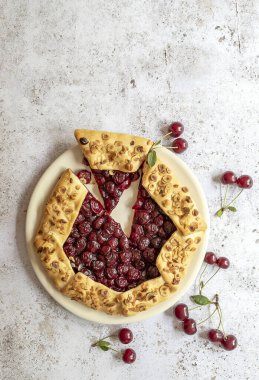 Ekşi vişneli turta galesinin dikey oryantasyonu. Fotokopi alanı ile yaz pişirme kavramı.