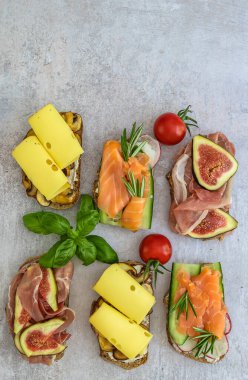 Sağlıklı atıştırmalıkların dikey yönelimi. Somon, jambon ve peynirli ev yapımı tost sandviçi.. 