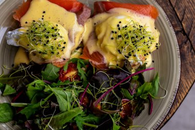 Sulu Yumurta Benedict brunch 'ı veya kahvaltısı