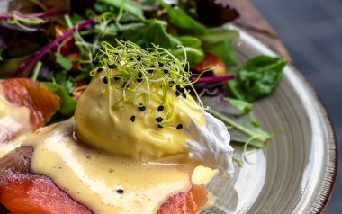 Füme somon ve taze Hollandaise soslu Benedict usulü yumurta..